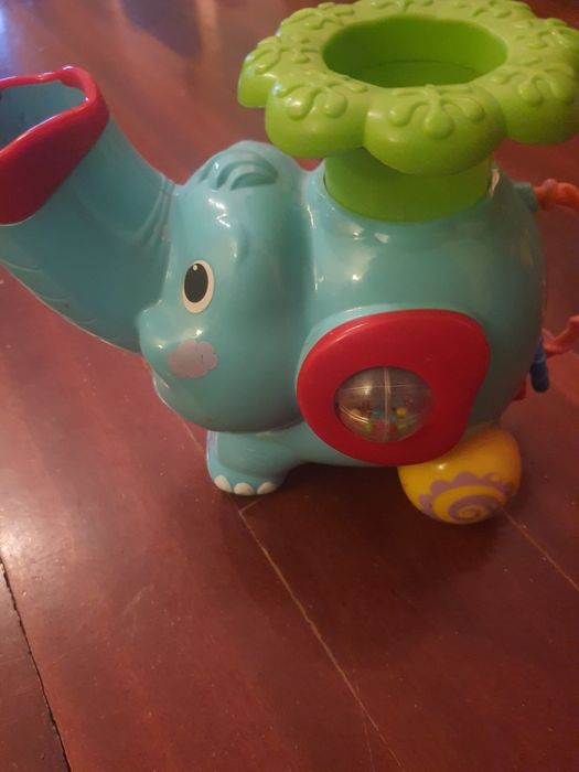 Brinquedo elefante com bola