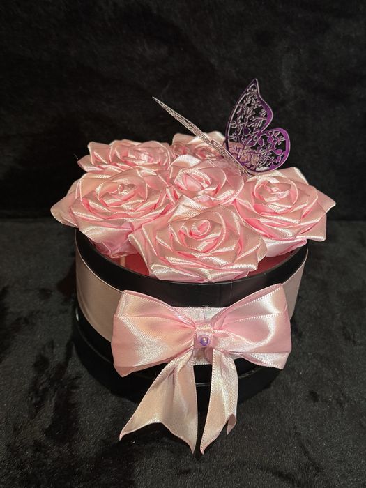 Caixa com rosas de cetim (rosa aterna)