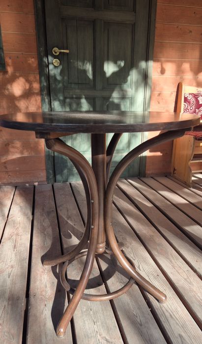 Okrągły stolik drewniany gięty – styl Thonet / vintage