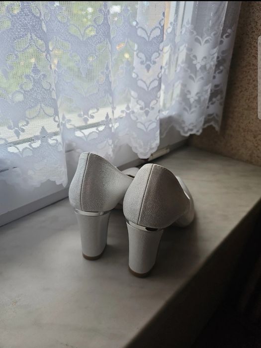 Buty na obcasie nowe