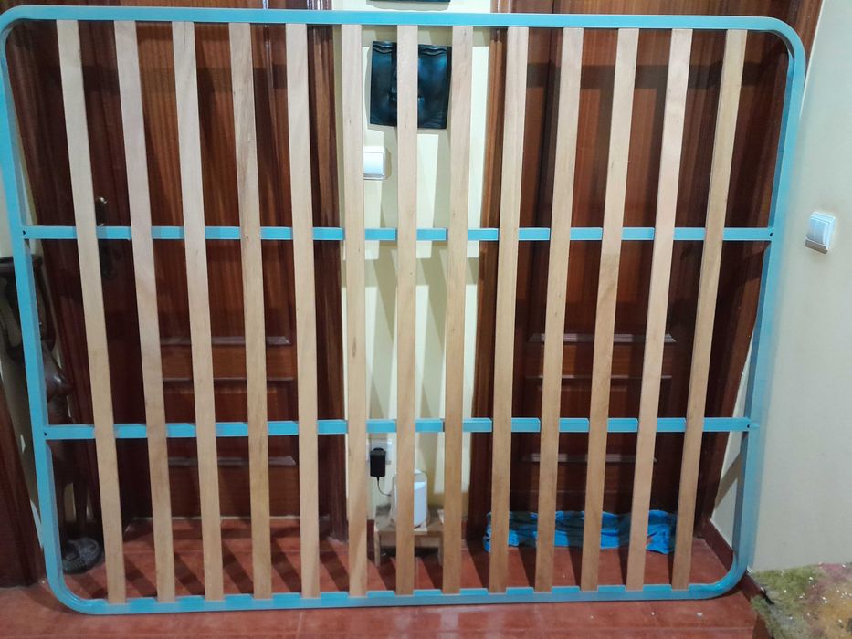 Estrado para cama de casal de 1,60 por 2,00 metros,está novo pois só foi usado 1 vez.