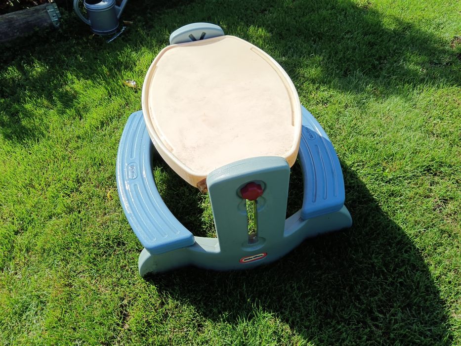 Stolik dla dzieci do ogrodu