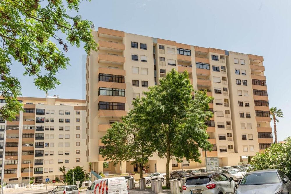 T2 com Box de 20m2 | Ótimas Áreas | Varanda | Póvoa de Santa Iria