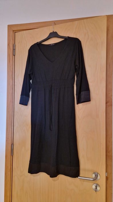 Vestido preto, com barra de cetim na bainha e mangas, tamanho L