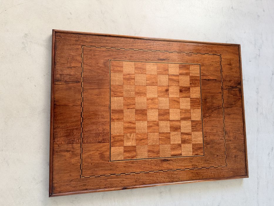 Antigo Tampo / Tabuleiro de Mesa de Jogos Reversível (Xadrez, Damas e Gamão) em Madeira Nobre + 24 Peças