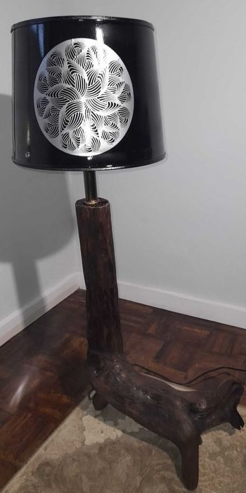 Candeeiro com base em madeira