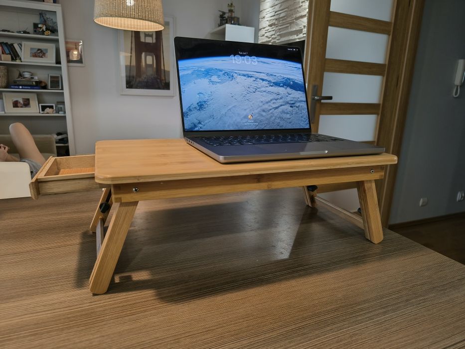 Bambusowy stolik na laptopa