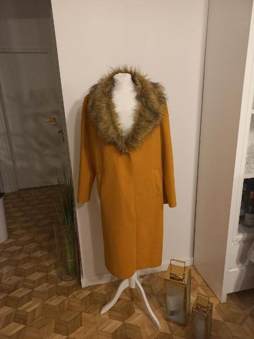 Nowy,  włoski płaszczyk  w musztardowym kolorze r 44
