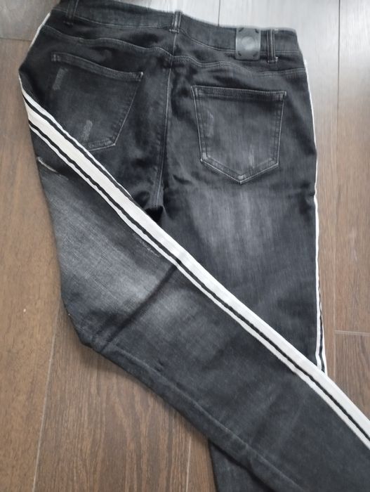 Czarne dżinsy skinny lampasy