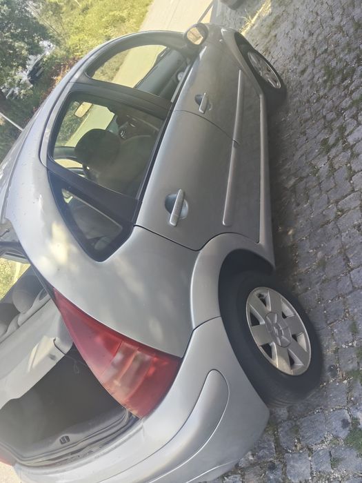 Citroën C3 a gasolina muito económico e fiável com ar condicionado