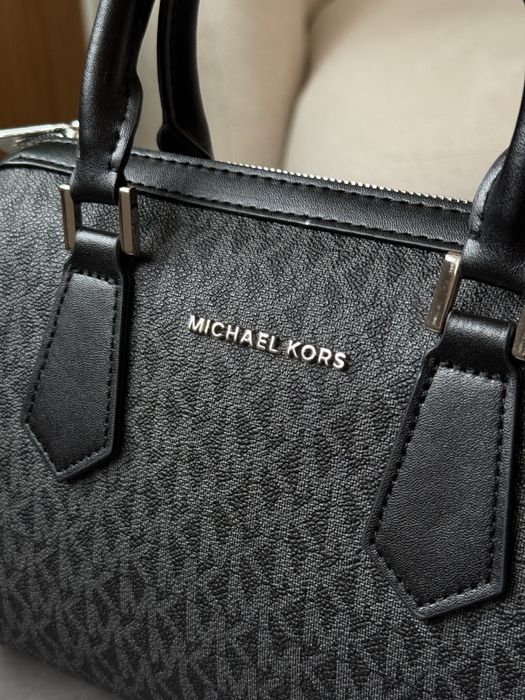 Сумка Michael Kors Hayes Duffle Crossbody Bag Grey