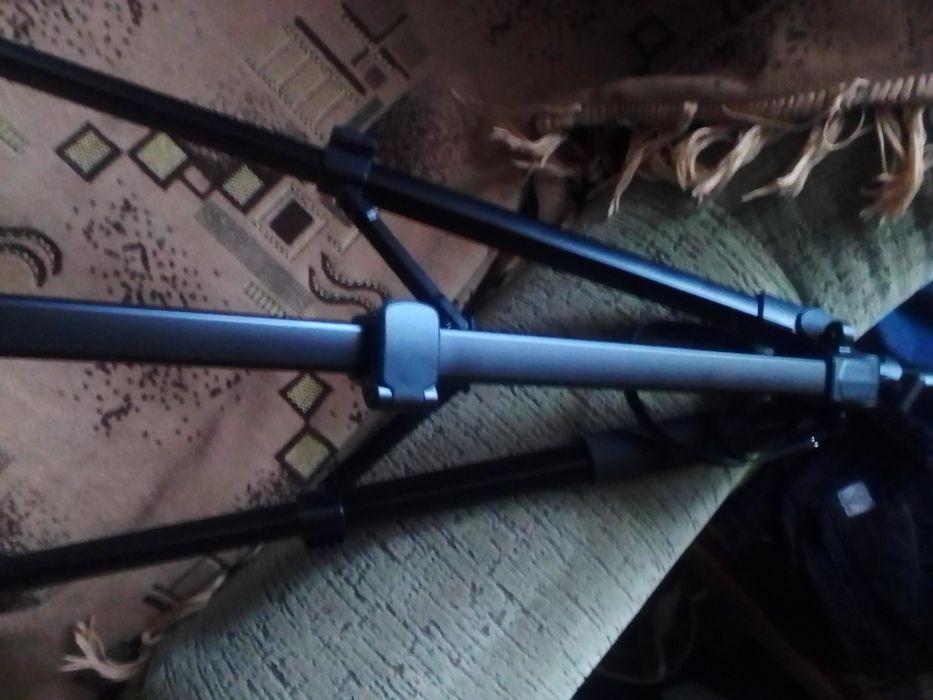 Продам универсальный штатив.