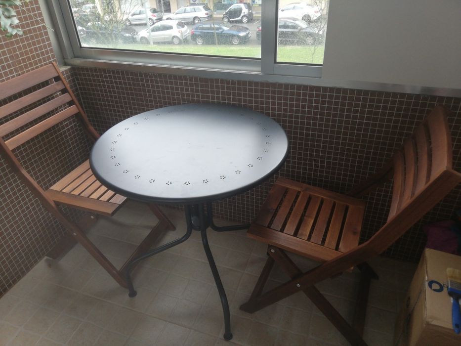 Mesa e cadeiras de exterior