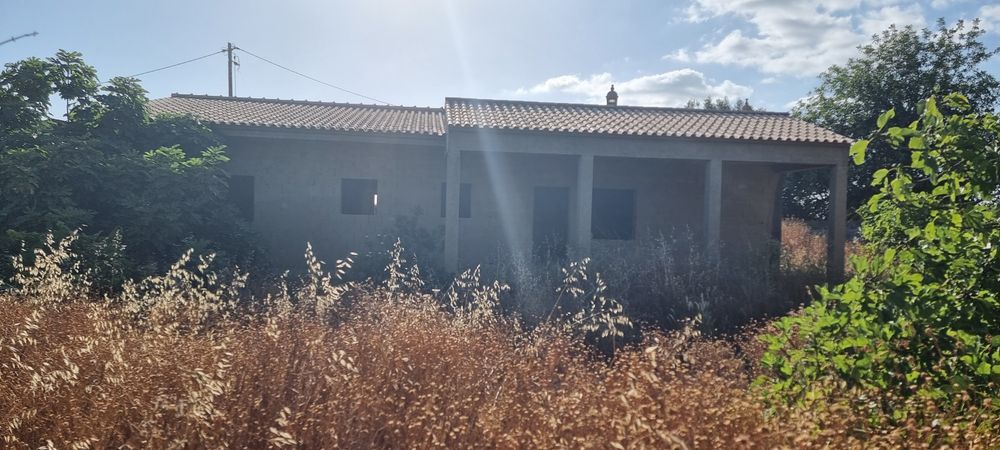 Vende-se  Terreno com casa em Paderne