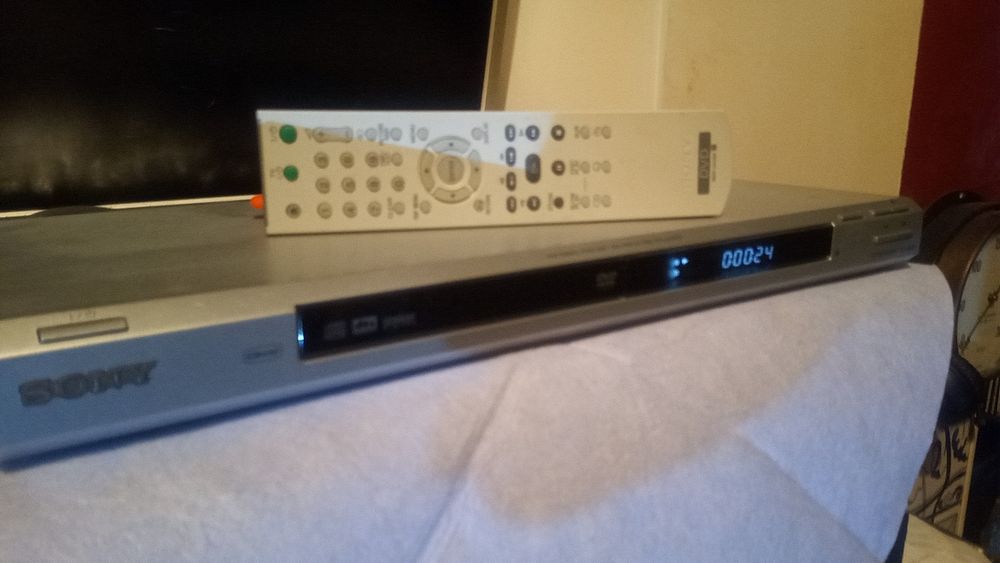 Leitor de Cd's e DVD's Sony com comando