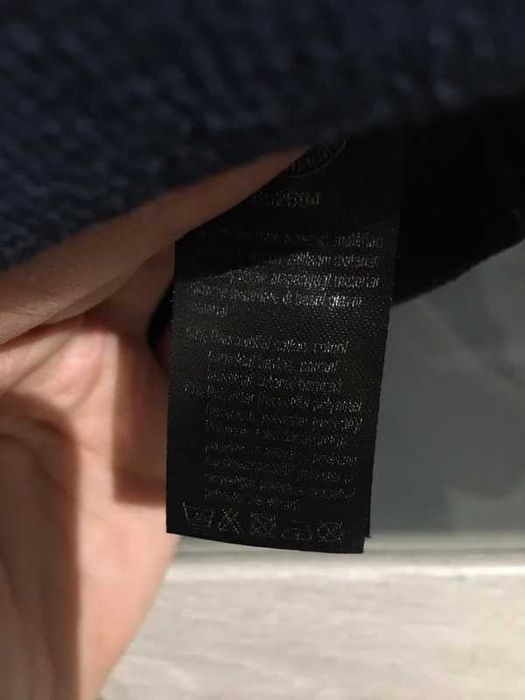 Granatowy sweter z warkoczem