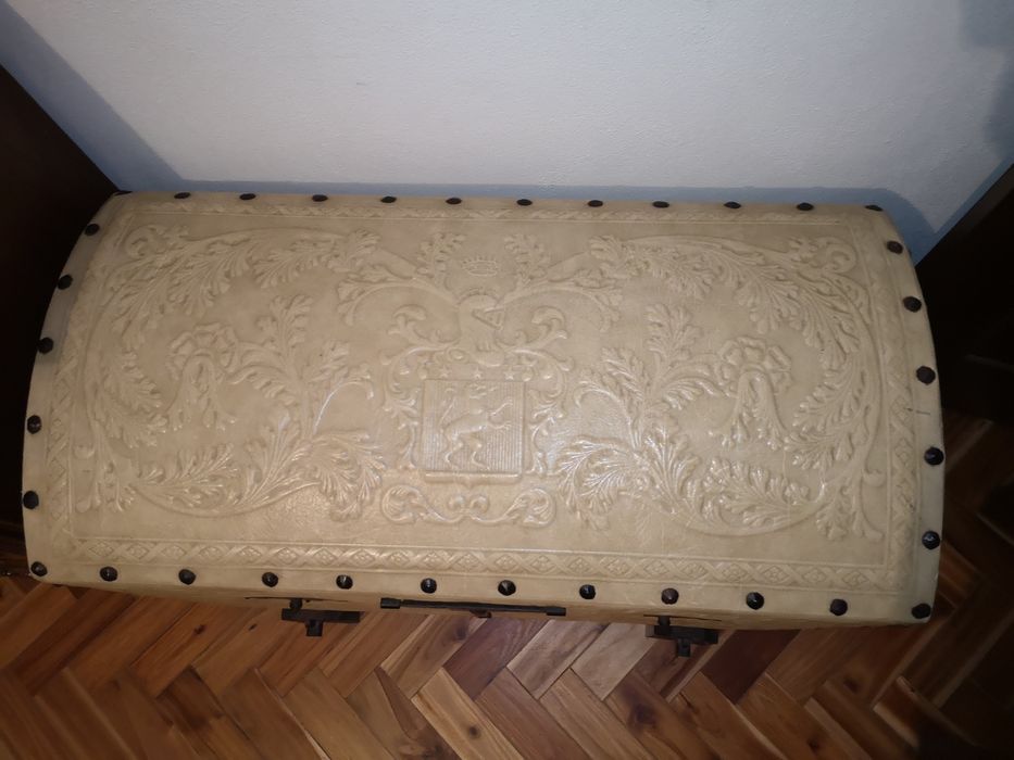 Baú em pele cor pérola antigo
