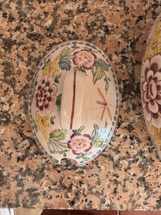 terrina de cerâmica pintada à mão