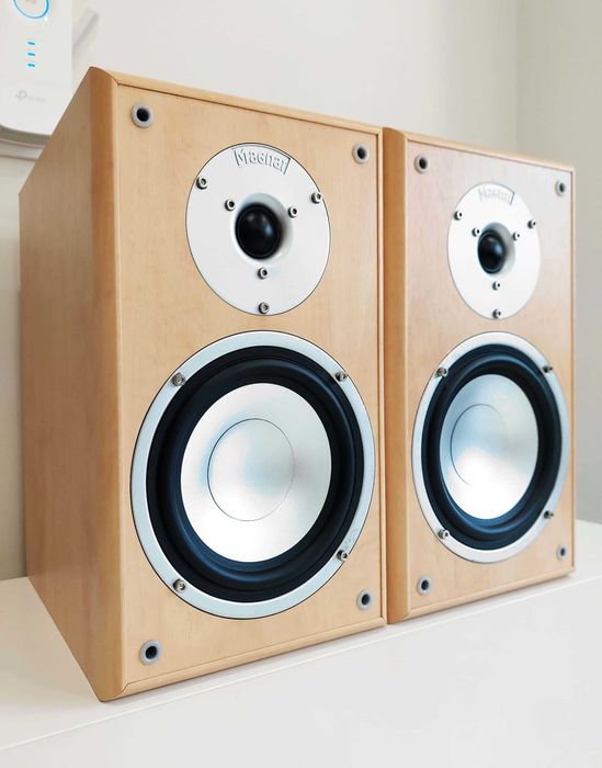 Colunas/monitores do fabricante germânico MAGNAT - Motion 220 (180w)