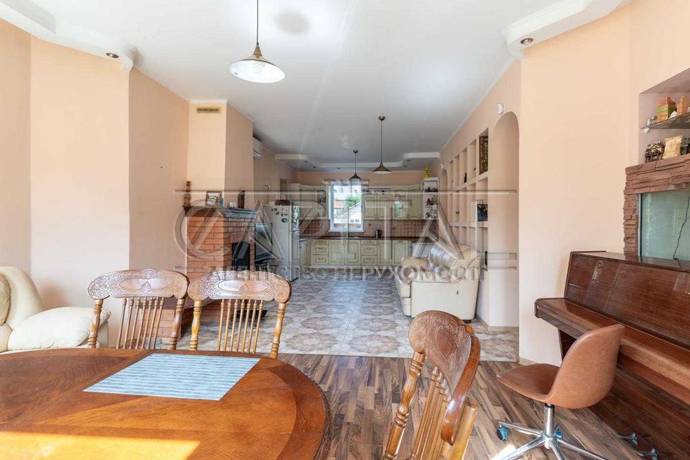 Продаж будинку 270 м Осокорки — 3 поверхи, 5 соток, готовий для життя