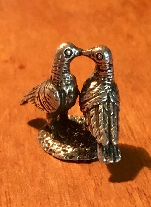 PRATA ÁGUIA 835 - casal de pombos - antigo - 2,7 x 2 cm/s