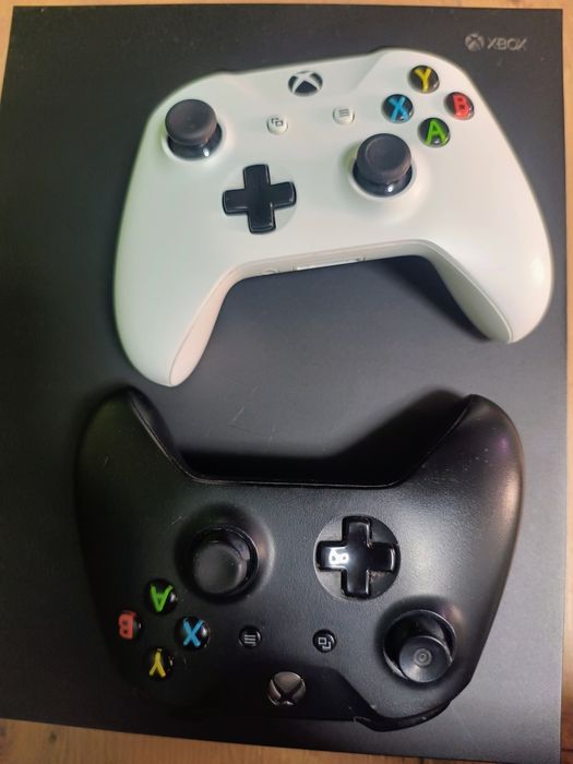 Xbox One X 1tb  dwa pady