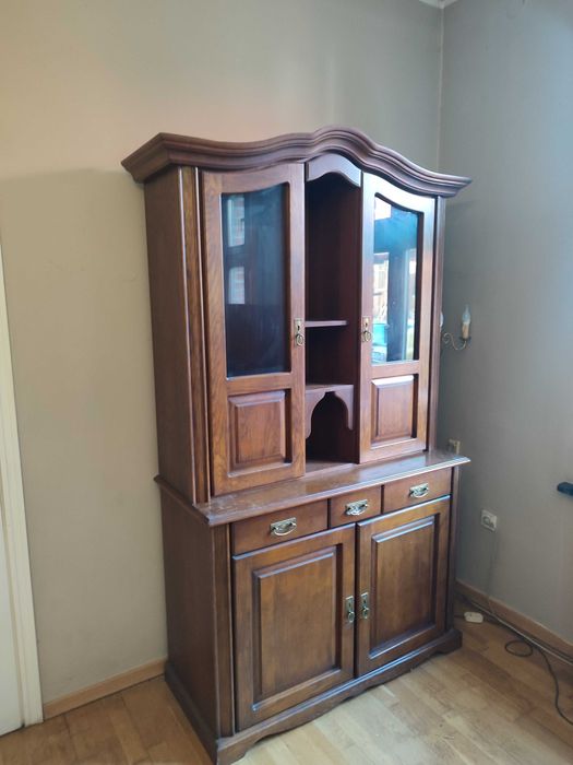 Drewniany kredens w stylu klasycznym – solidny, zadbany