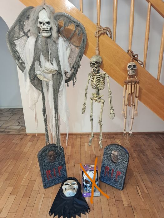 Dekoracje Halloween, kościotrupy, maski, nagrobki