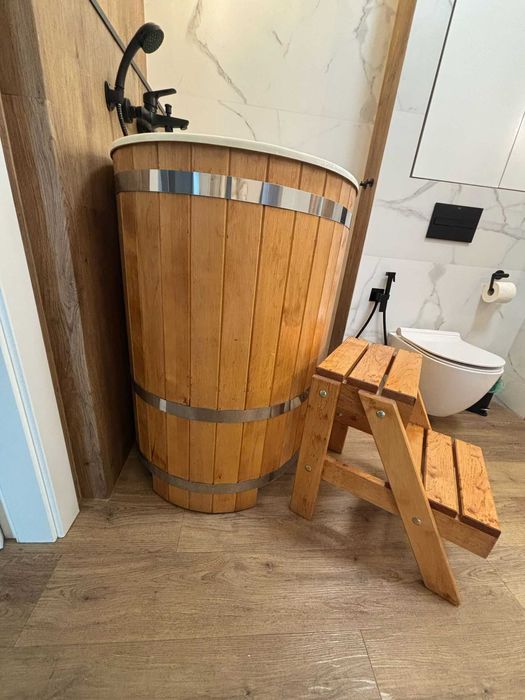 Wolnostojąca wanna beczka z siedziskiem + schodki – wyjątkowy design