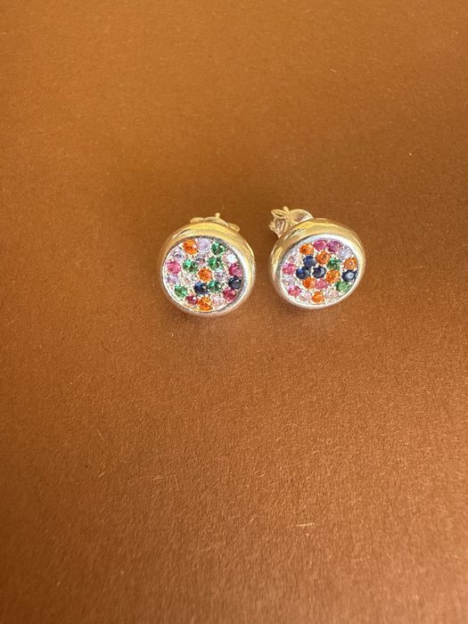 Brinco banhado a prata com pedras coloridas de zirconia