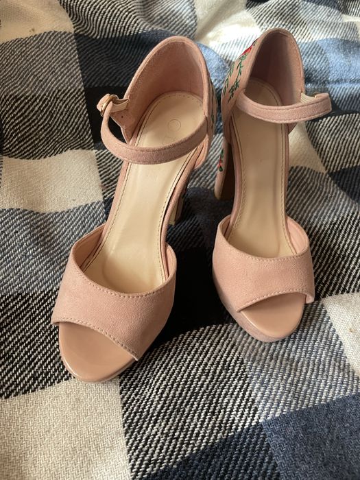 Босоніжки жіночі на підборах. Туфлі . З вишивкою Shoes Camellia бежеві