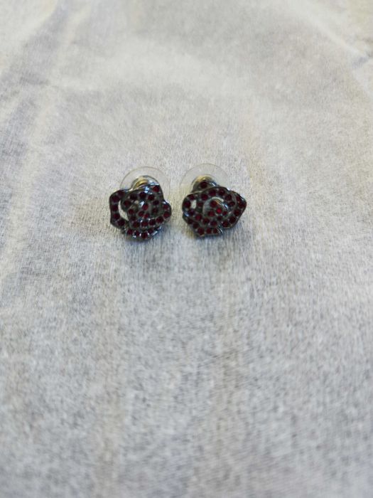 Conjunto de fio e brincos com pendente flor marca Swarovski