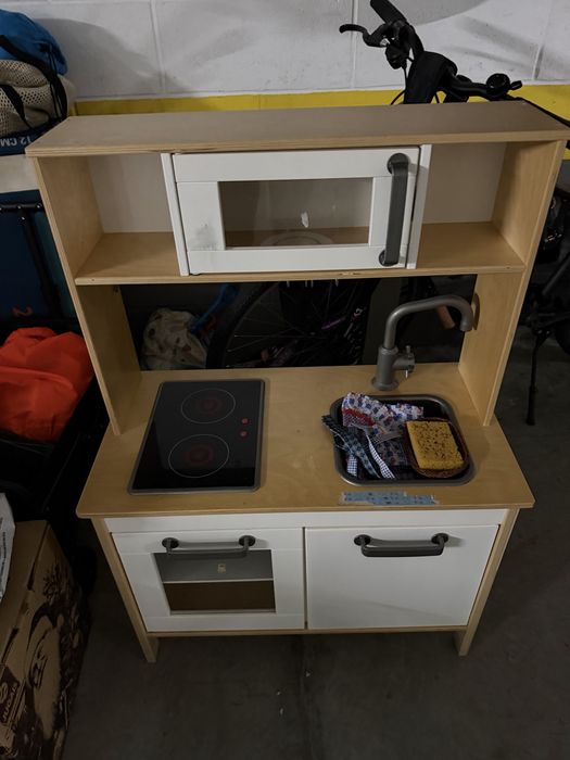 Cozinha Ikea com diversos acessorios