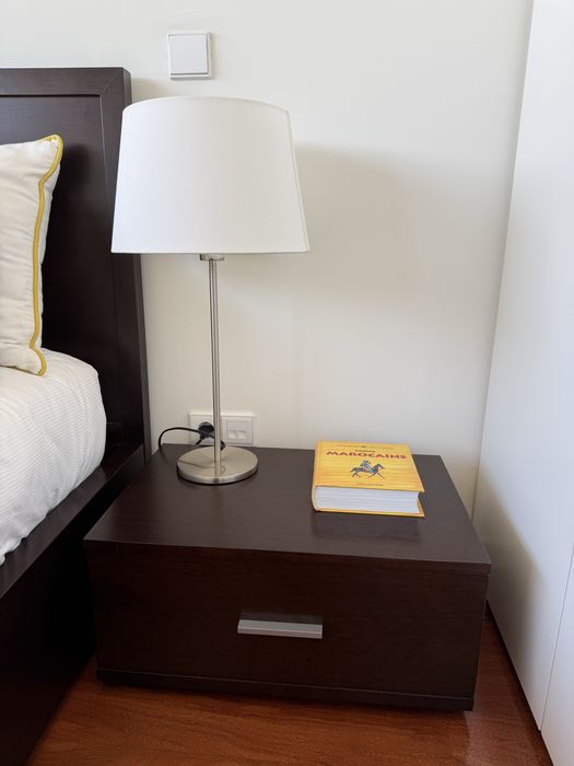 Cama madeira maciça 150 cms e mesinhas de cabeceira