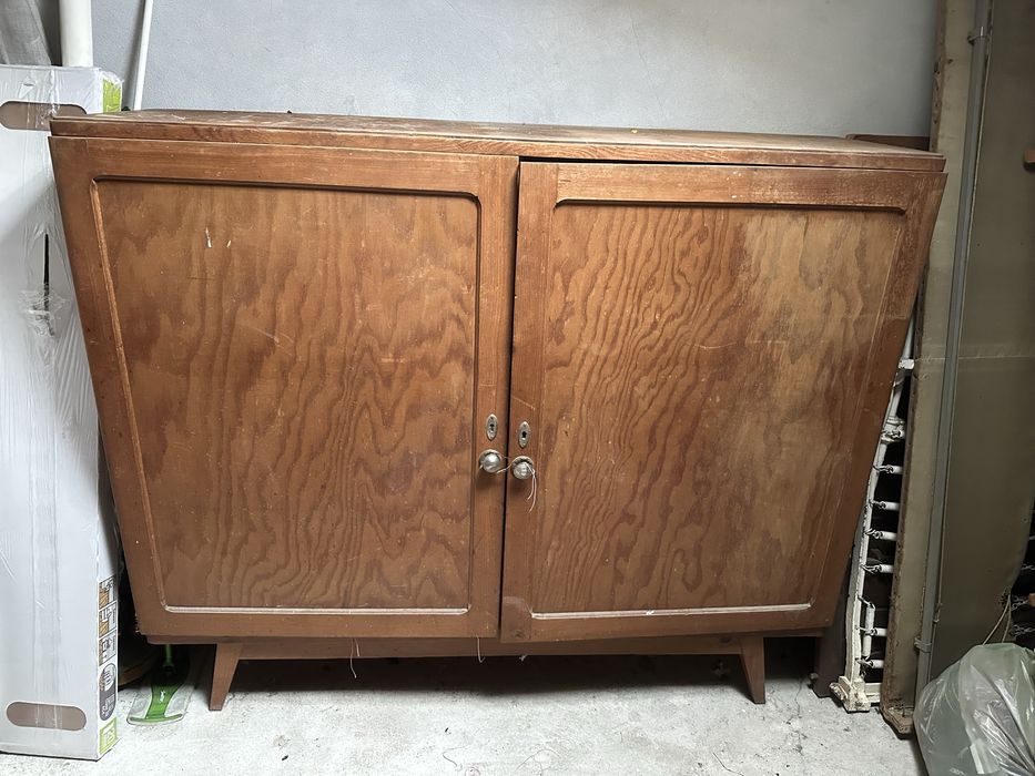 Móvel com máquina de tricotar antiga