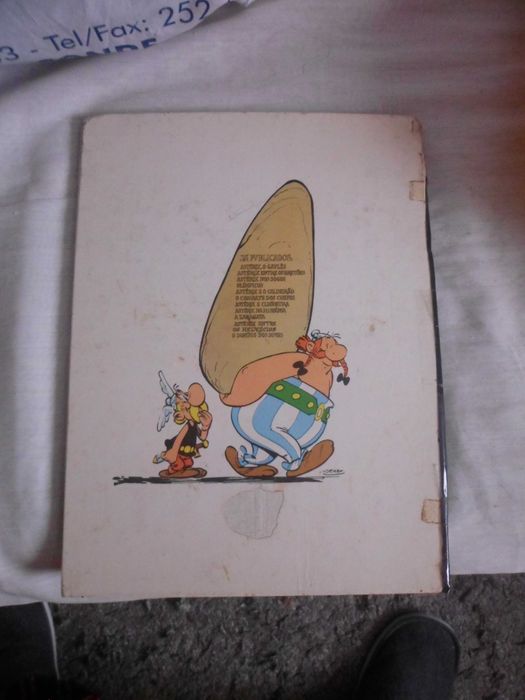 livro do astérix com o titulo o combate dos chefes com 48 páginas