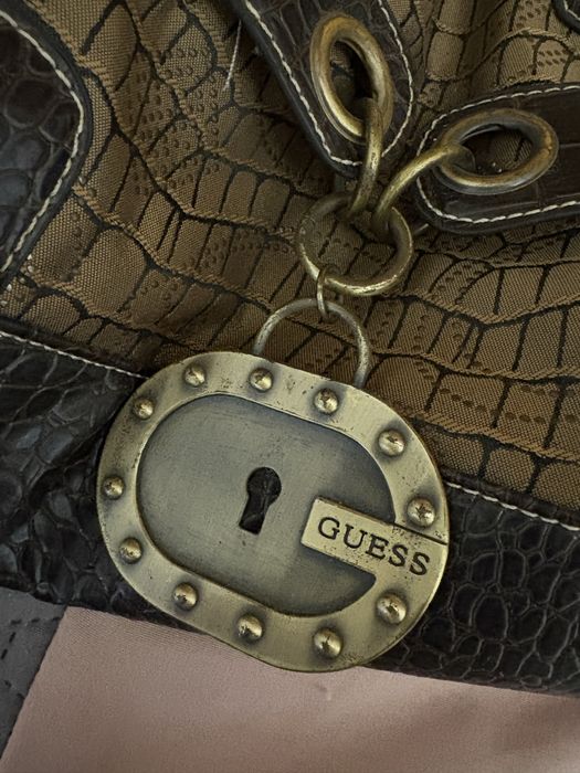 Mala vintage da guess de a muitos anos mas perfeita e nova