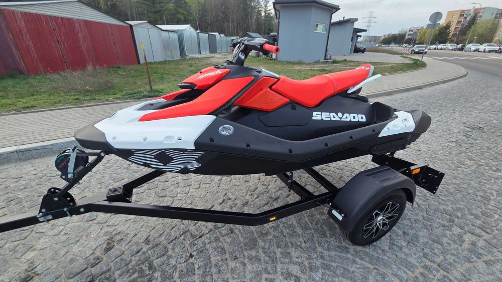 Sea-Doo Spark Trixx 90 (3-os.) – Dragon Red / Bright White