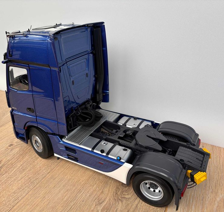 Mercedes-Benz Actros GigaSpace 4x2 2023 (Blue) NZG 1:18