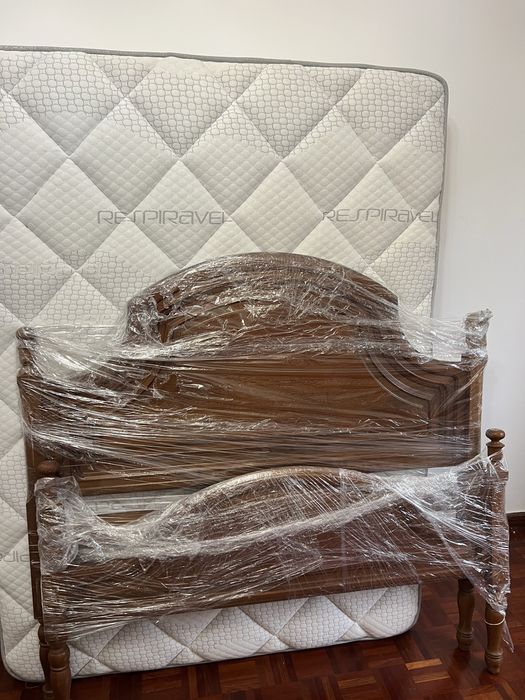 Cama de casal em madeira maciça.