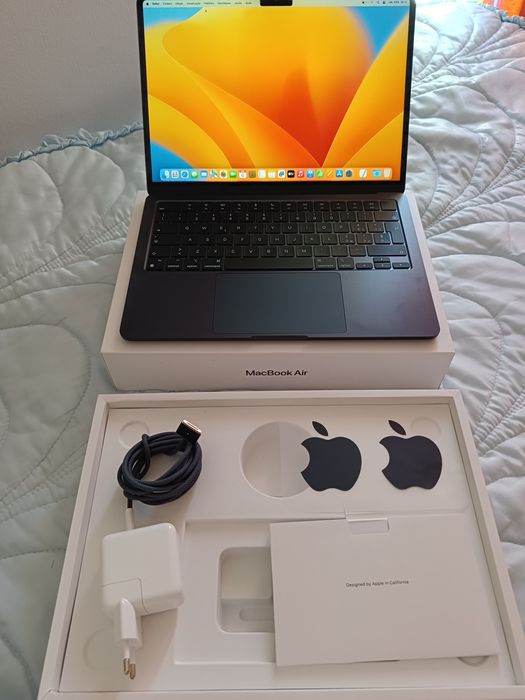 MacBook Air 13,6" com chip Apple M2, 8 GB de memória unificada e SSD de 256 GB.