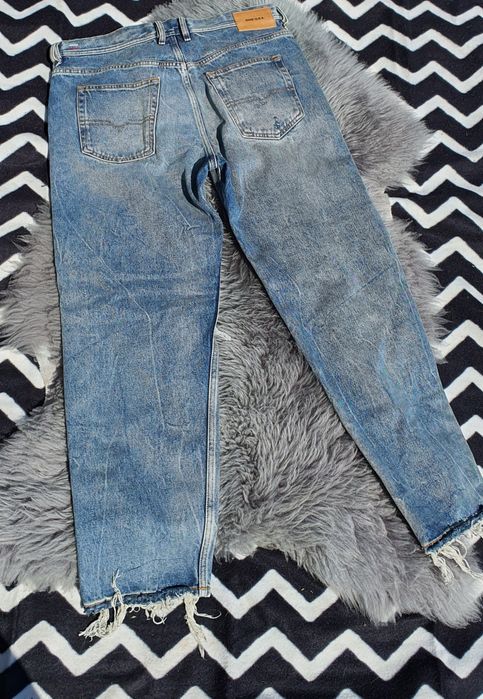 Spodnie jeans jeansowe Diesel oryginalne z dziurami Rozmiar 32