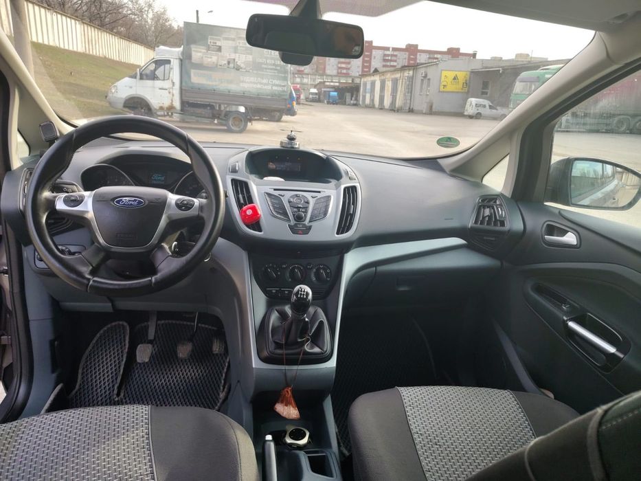 Машина Ford C-Max