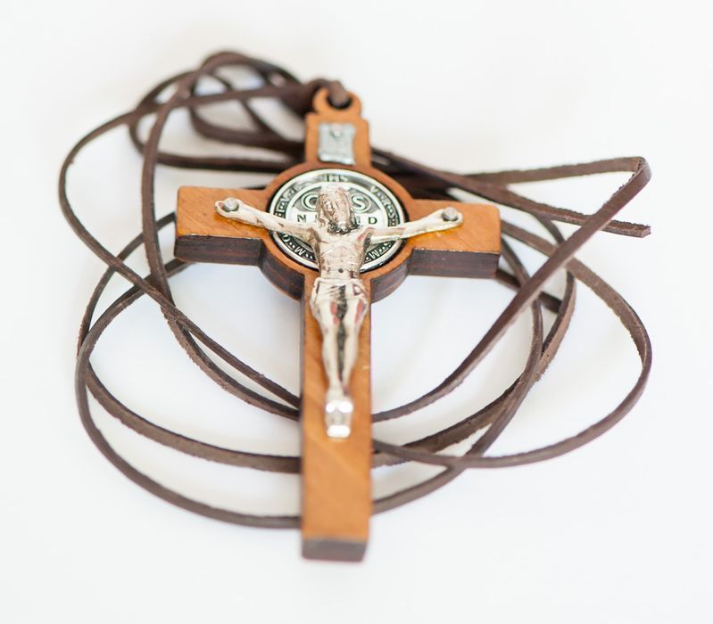 Krzyżyk drewniany na szyję z rzemykiem św Benedykta 8 x 4,5 cm