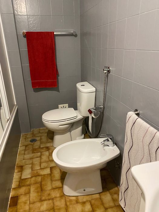 Quarto grande ! E bem localizado
