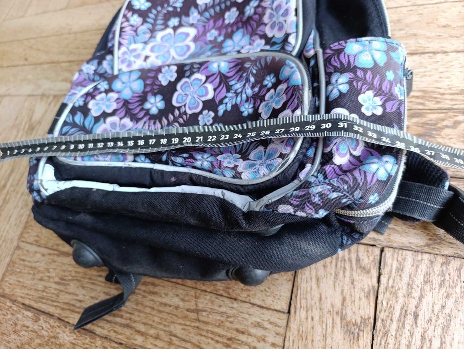 Plecak szkolny TopGal z dwiema komorami, z motywem kwiatowym.