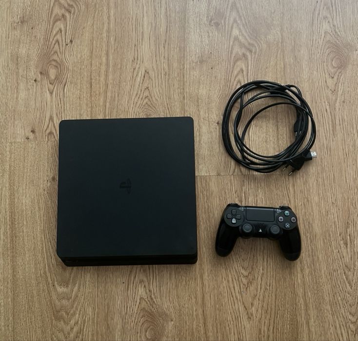 PS4 Slim у відмінному стані — готова до гри