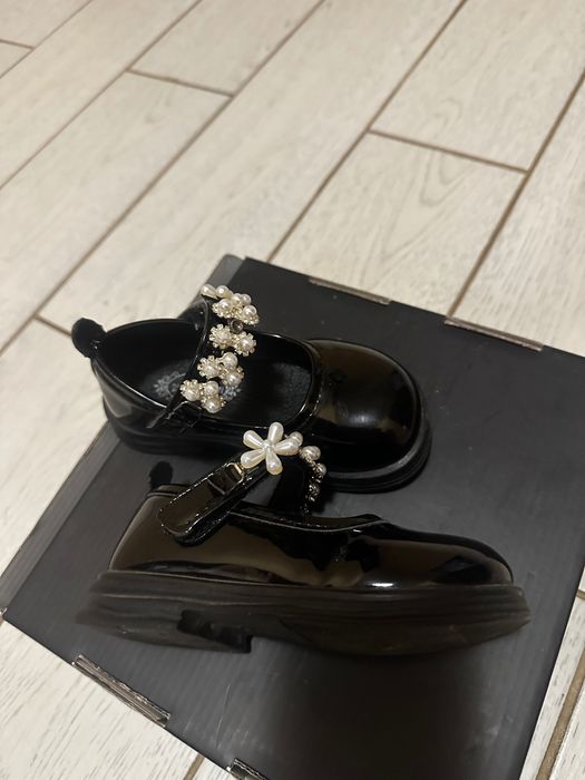 Чорні туфельки для дівчинки