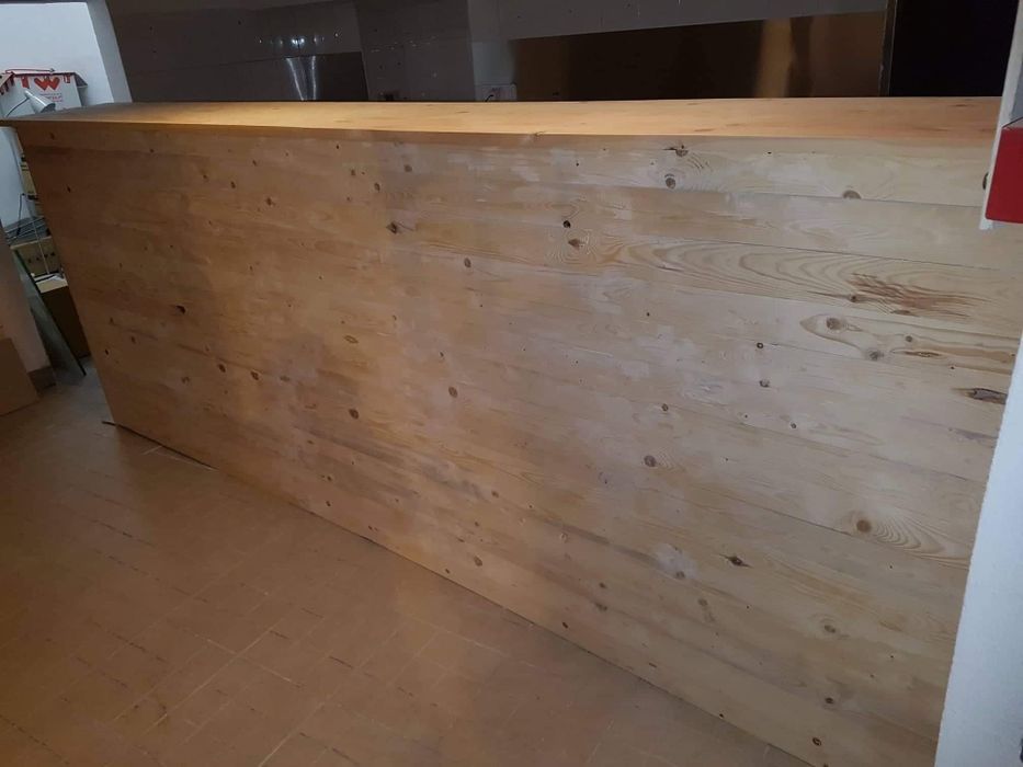 Vários tipos de balcões em madeira rústica e muito robusta.