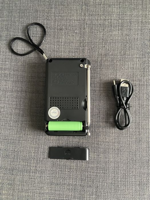 Rádio de emergência (funciona com pilha recarregável e usb)